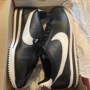 Nike classic cortez black & white women 7.5 brand new